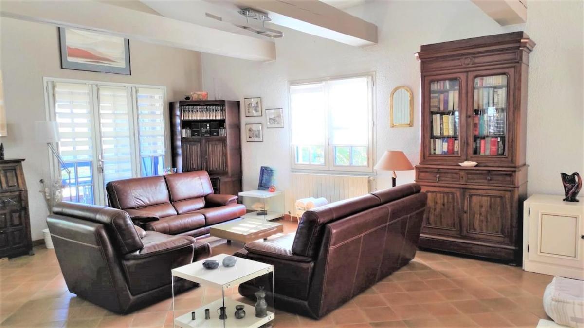 Ocre I Blau Villa